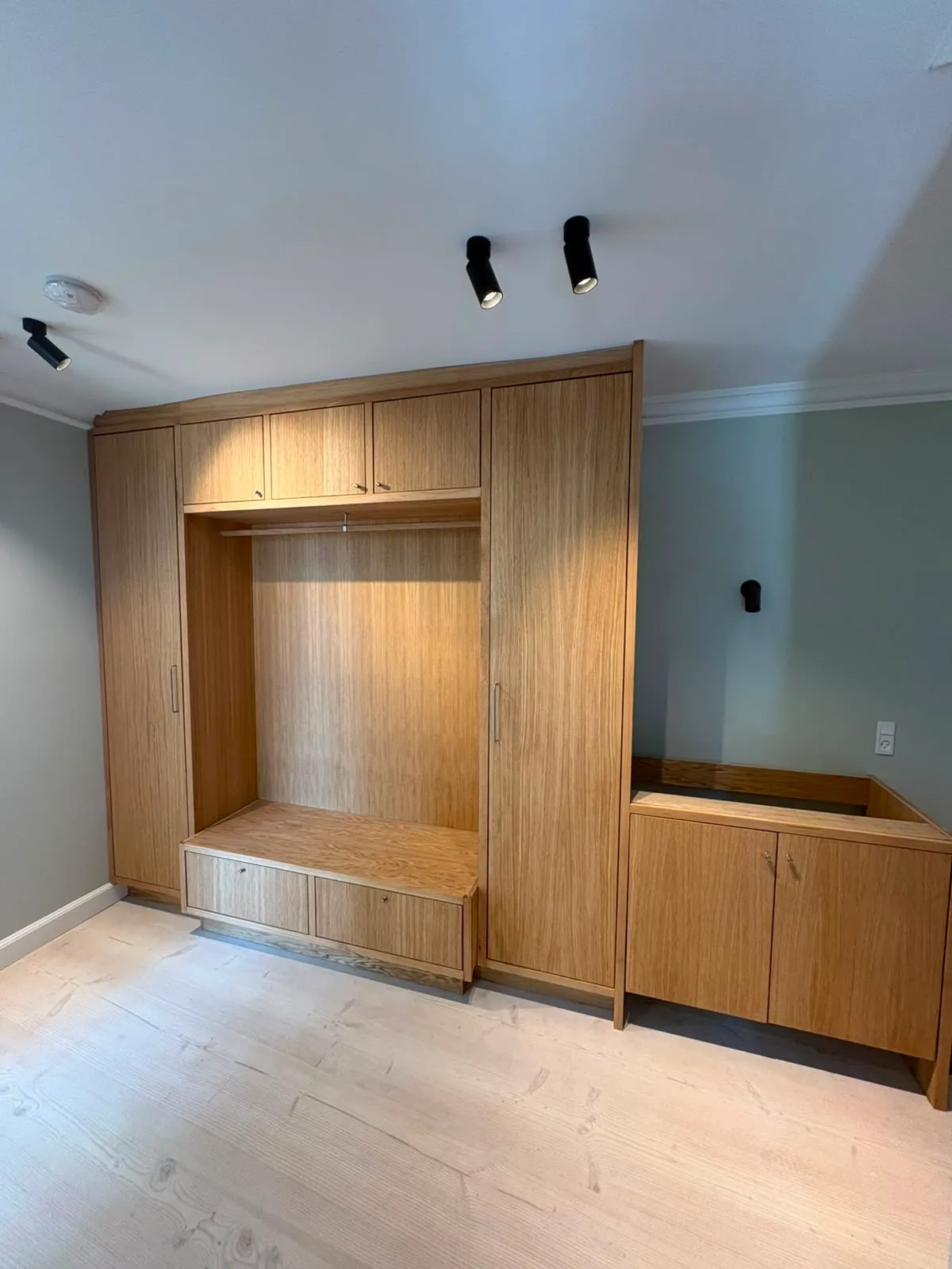 Indbygget garderobe og bænk i træ